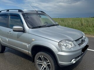 2015 Chevrolet Niva I Рестайлинг, серебристый, 665000 рублей, вид 2