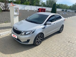 2014 Kia Rio 5-speed III, серебристый, 800000 рублей, вид 1