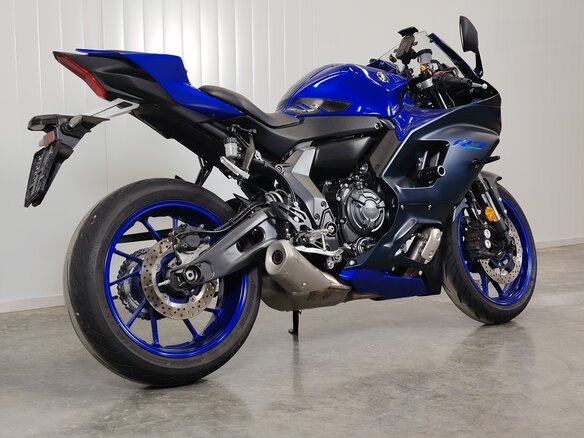 2022 Yamaha YZF-R7, синий, 799000 рублей - вид 7