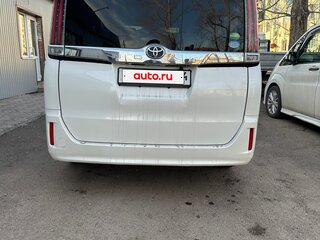 2020 Toyota Noah III (R80) Рестайлинг, белый, 2271000 рублей, вид 4