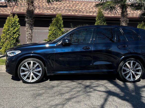 2019 BMW X5 40i IV (G05/G18), чёрный, 7300000 рублей - вид 1