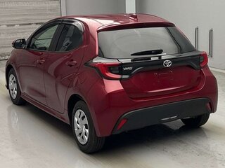 2022 Toyota Yaris IV, красный, 1500000 рублей, вид 5