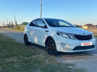 2014 Kia Rio 6-speed III, белый, 830000 рублей, вид 4