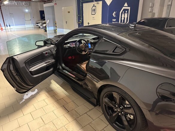2022 Ford Mustang VI Рестайлинг, чёрный, 5900000 рублей - вид 5