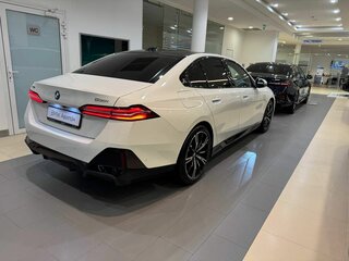2025 BMW 5 серии 530i xDrive VIII (G60/G61/G68), белый, 10949900 рублей, вид 5