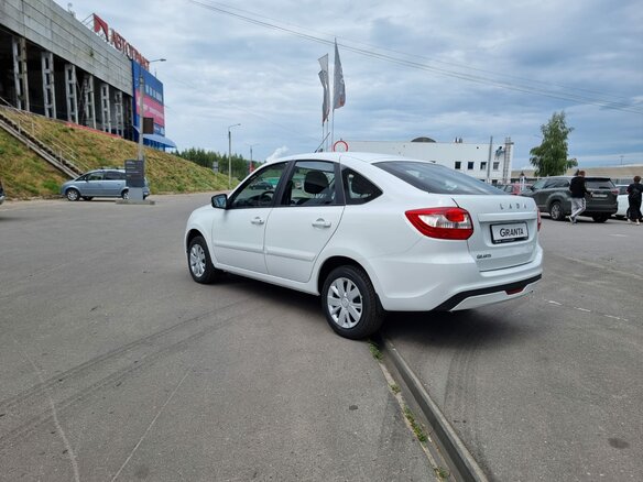 2026 Lada (ВАЗ) Granta I Рестайлинг, белый, 1012000 рублей - вид 3