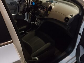 2014 Chevrolet Aveo II, белый, 650000 рублей, вид 4