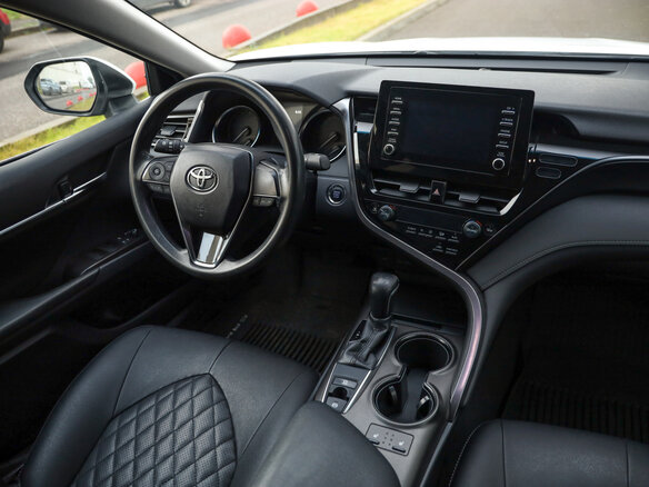 2021 Toyota Camry VIII (XV70) Рестайлинг, белый, 2499777 рублей - вид 9