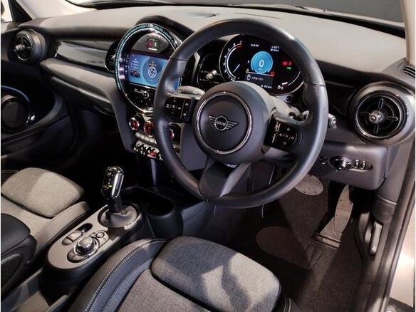 2023 Mini Hatch Cooper III (F55/F56) Рестайлинг 2, бежевый - вид 11