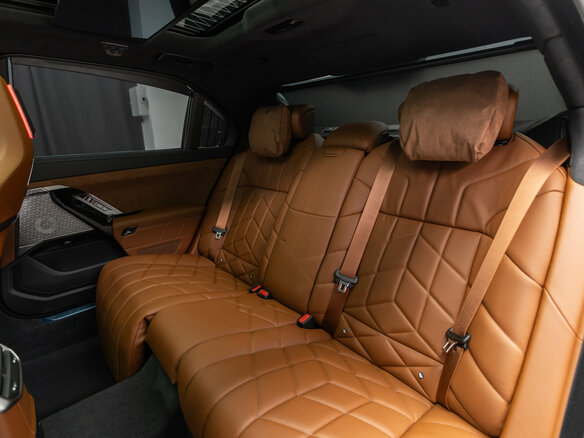 2026 BMW 7 серии 740 xDrive VII (G70) Рестайлинг, чёрный, 26290000 рублей - вид 26