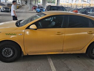 2021 Kia Cerato IV, жёлтый, 693000 рублей, вид 3
