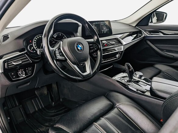 2017 BMW 5 серии 520d xDrive VII (G30/G31/G38), белый, 3000000 рублей - вид 5