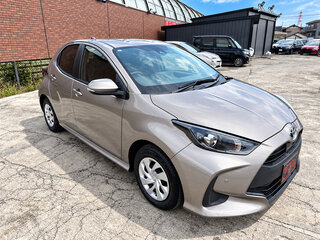 2022 Toyota Yaris IV, коричневый, 1050000 рублей, вид 3