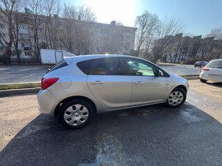 2014 Opel Astra J Рестайлинг, серебристый, 680000 рублей, вид 4