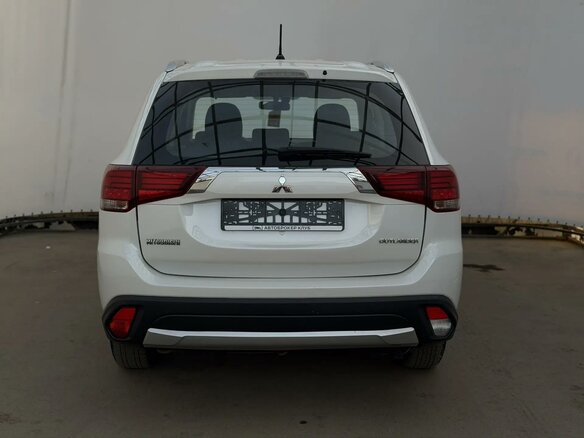 2015 Mitsubishi Outlander III Рестайлинг, белый - вид 3
