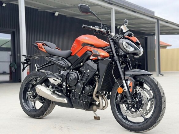 2025 Triumph Street Triple, оранжевый, 1230000 рублей
