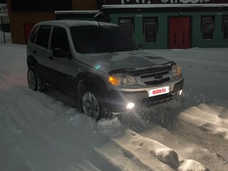 2011 Chevrolet Niva I Рестайлинг, серебристый, 515000 рублей, вид 2