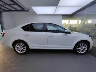 2017 Skoda Octavia III (A7) Рестайлинг, белый, 1999000 рублей, вид 4