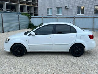 2010 Kia Rio II Рестайлинг, белый, 450000 рублей, вид 5