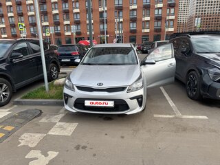 2018 Kia Rio IV, серебристый, 1250000 рублей, вид 1