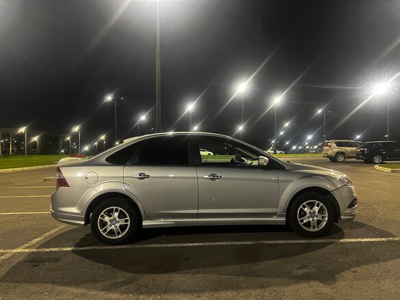 2010 Ford Focus II Рестайлинг, серебристый, 500000 рублей - вид 2