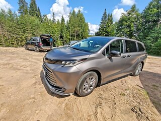 2021 Toyota Sienna IV, серый, 6500000 рублей, вид 1