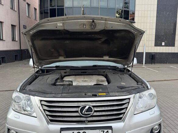 2010 Lexus LX 570 III, серебристый, 3999999 рублей - вид 2