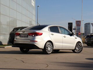 2016 Kia Rio III Рестайлинг, серебристый, 1096000 рублей, вид 5