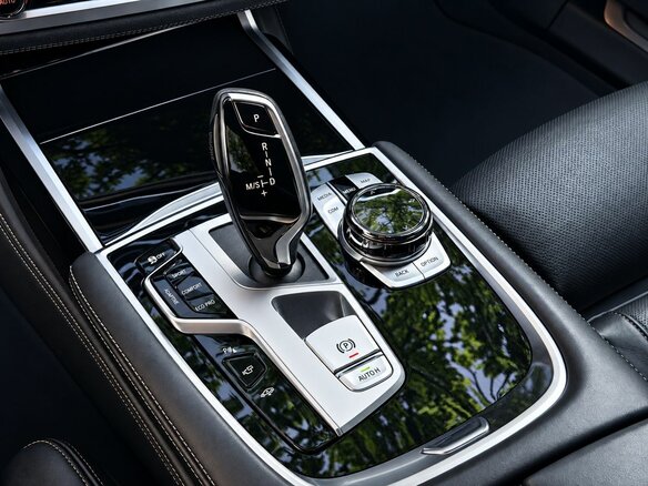 2020 BMW 7 серии 740d xDrive VI (G11/G12) Рестайлинг, серый, 7000000 рублей - вид 19