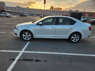 2017 Skoda Octavia III (A7) Рестайлинг, белый, 800000 рублей, вид 4