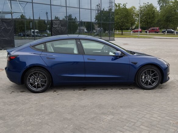 2022 Tesla Model 3 Standart Plus I, синий, 2313336 рублей - вид 2