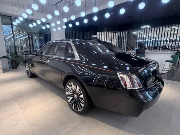 2025 Rolls-Royce Ghost Extended II Рестайлинг (Series II), чёрный, 43500000 рублей - вид 3
