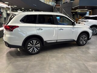 2018 Mitsubishi Outlander III Рестайлинг 3, белый, 2350000 рублей, вид 4
