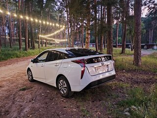 2017 Toyota Prius IV (XW50), белый, 1340000 рублей, вид 3
