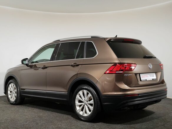 2018 Volkswagen Tiguan II, коричневый, 1690000 рублей - вид 6