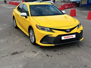 2021 Toyota Camry VIII (XV70) Рестайлинг, жёлтый, 1999000 рублей, вид 2