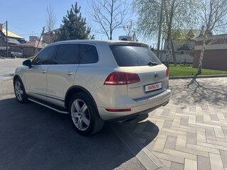 2011 Volkswagen Touareg II, серебристый, 2000000 рублей, вид 4