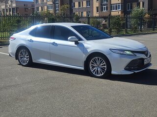 2019 Toyota Camry VIII (XV70), белый, 3750000 рублей, вид 1