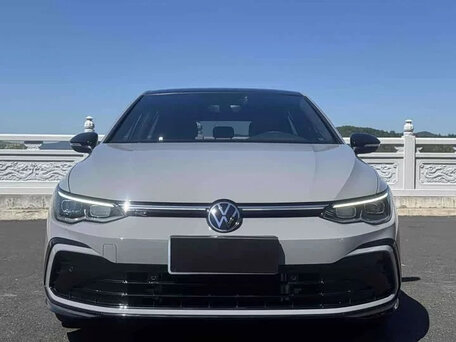 2023 Volkswagen Golf VIII, серый, 1980000 рублей, вид 2