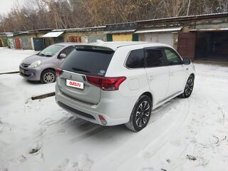 2018 Mitsubishi Outlander PHEV III Рестайлинг 3, белый, 2500000 рублей, вид 3