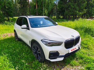 2019 BMW X5 40i IV (G05/G18), белый, 5700000 рублей, вид 4