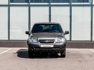 2018 Chevrolet Niva I Рестайлинг, коричневый, 700000 рублей, вид 3