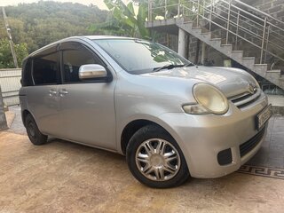 2010 Toyota Sienta I Рестайлинг 1, серебристый, 650000 рублей, вид 3
