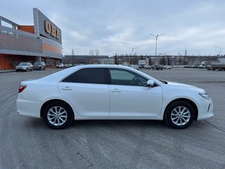 2015 Toyota Camry VII (XV50) Рестайлинг, белый, 2100000 рублей, вид 3