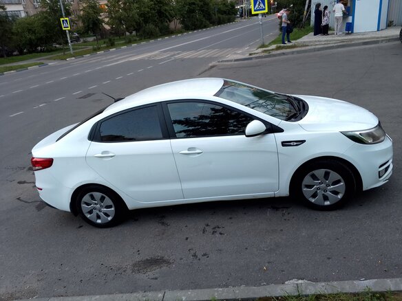2017 Kia Rio III Рестайлинг, белый, 1290000 рублей - вид 1