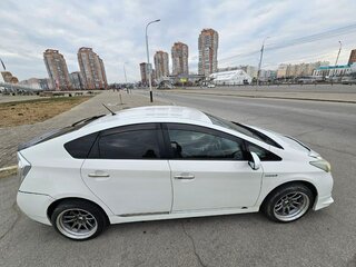 2010 Toyota Prius III (XW30), белый, 860000 рублей, вид 4