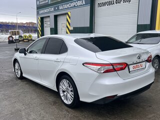 2021 Toyota Camry VIII (XV70), белый, 2900000 рублей, вид 3