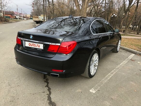 2009 BMW 7 серии 740d V (F01/F02/F04), серый - вид 2