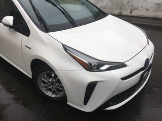 2019 Toyota Prius IV Рестайлинг (XW50), белый, 1799000 рублей, вид 3