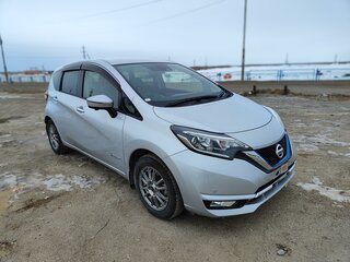 2019 Nissan Note e-Power II Рестайлинг, серебристый, 1350000 рублей, вид 4